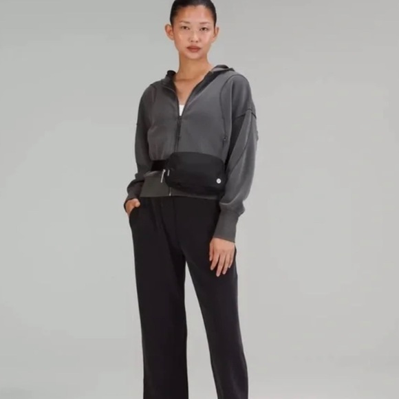 Lululemon Everywhere Belt Bag | 1L | Black | NWT - Picture 3 of 7